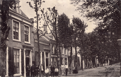 10753 Gezicht op de voorgevels van een aantal panden aan de Herenstraat te Jutphaas uit het zuiden; met links de ...